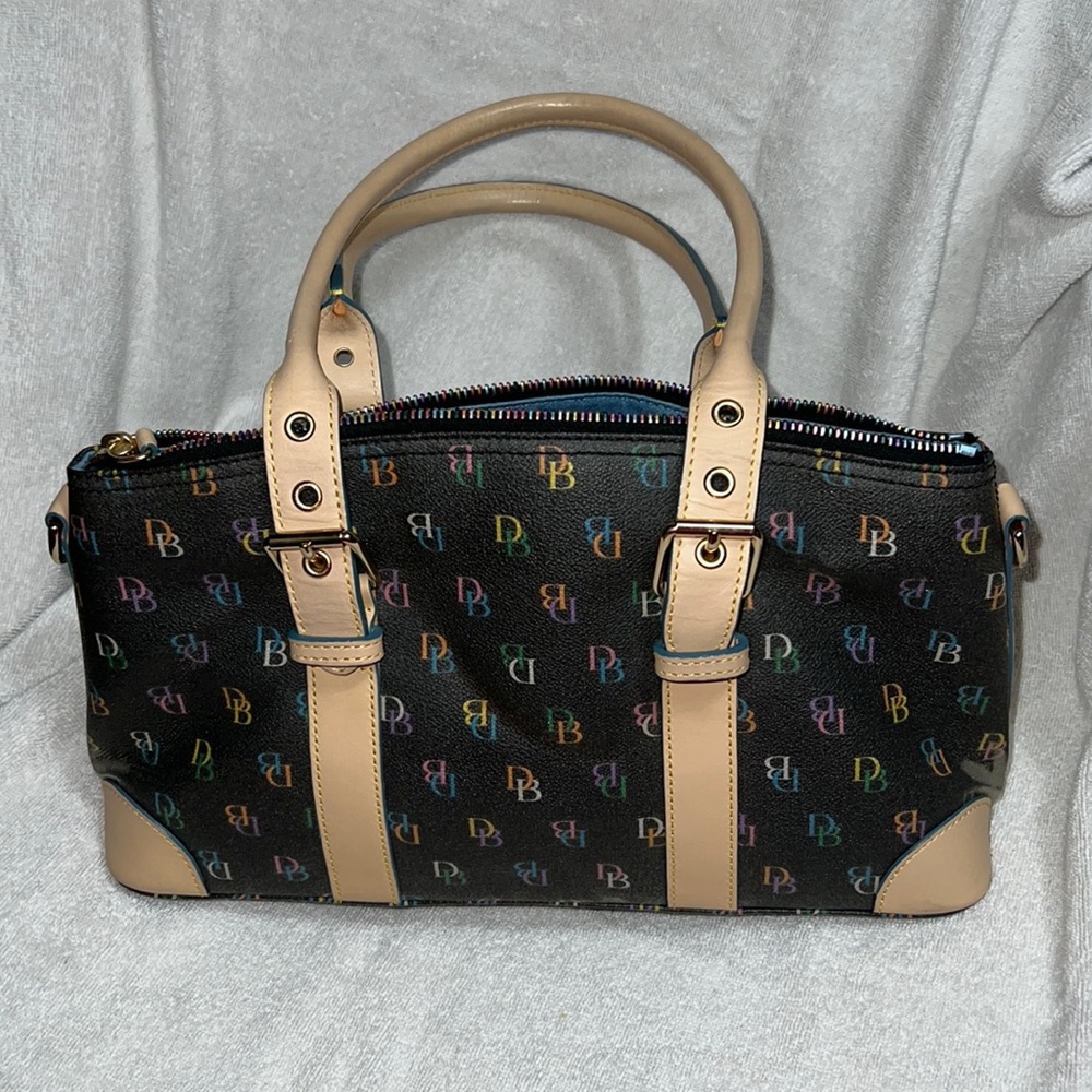 Gently used Dooney and Bourke handle tote.